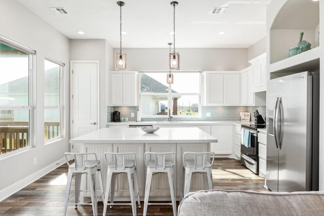 Stylish 4Br Crystal Beach Retreat Walk To Beach Bolivar Peninsula Exterior foto