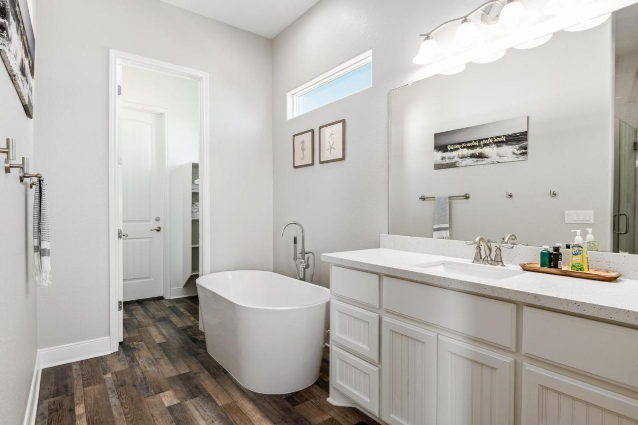 Stylish 4Br Crystal Beach Retreat Walk To Beach Bolivar Peninsula Exterior foto